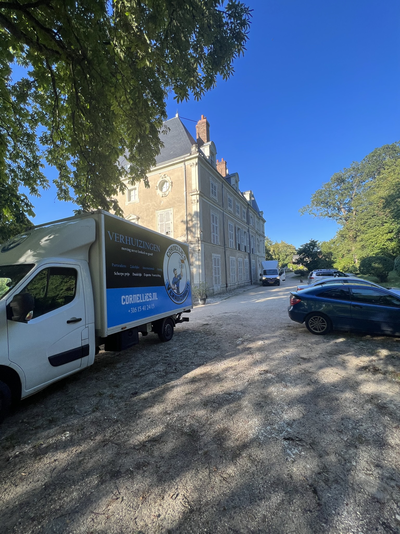 Cornellies verhuiswagen bij een kasteel voor internationale verhuizing