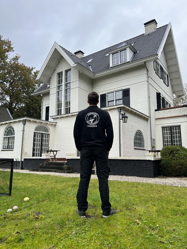 Cornellies medewerker voor een luxe villa