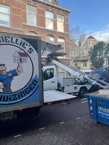 Verhuislift in actie bij een woning